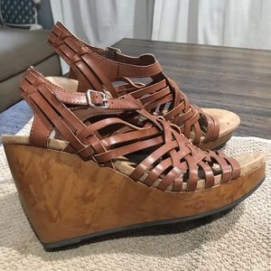 Dr Scholls women wedge sandal. Size 9.5. Brown.